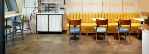Restaurant Möbel aus Holz mit gelben Details
